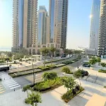 Modern & Chic Waterfront 2Bed Balcony Dubai Creek