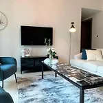 Modern & Chic Waterfront 2Bed Balcony Dubai Creek