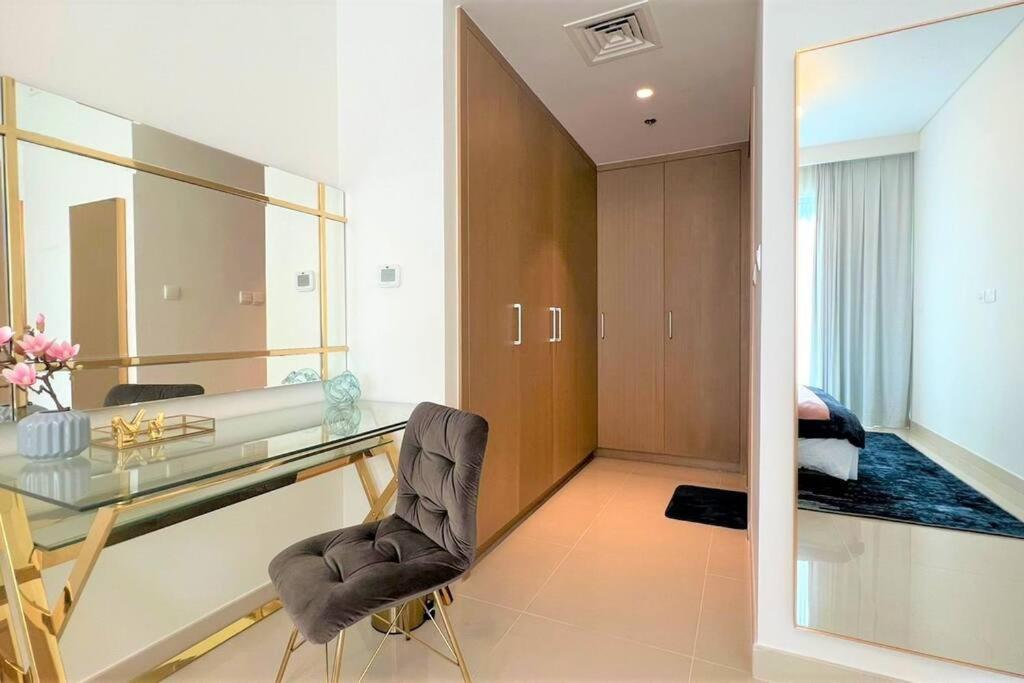 Modern & Chic Waterfront 2bed Balcony Creek Apartment Dubai