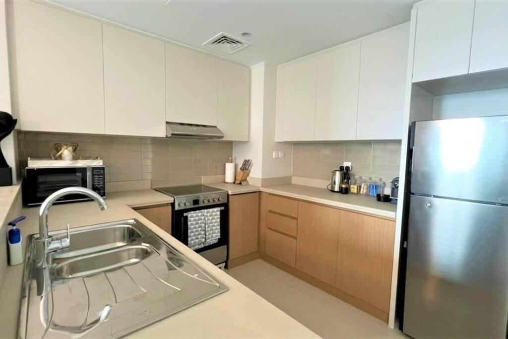 Modern & Chic Waterfront 2bed Balcony Creek Dubai