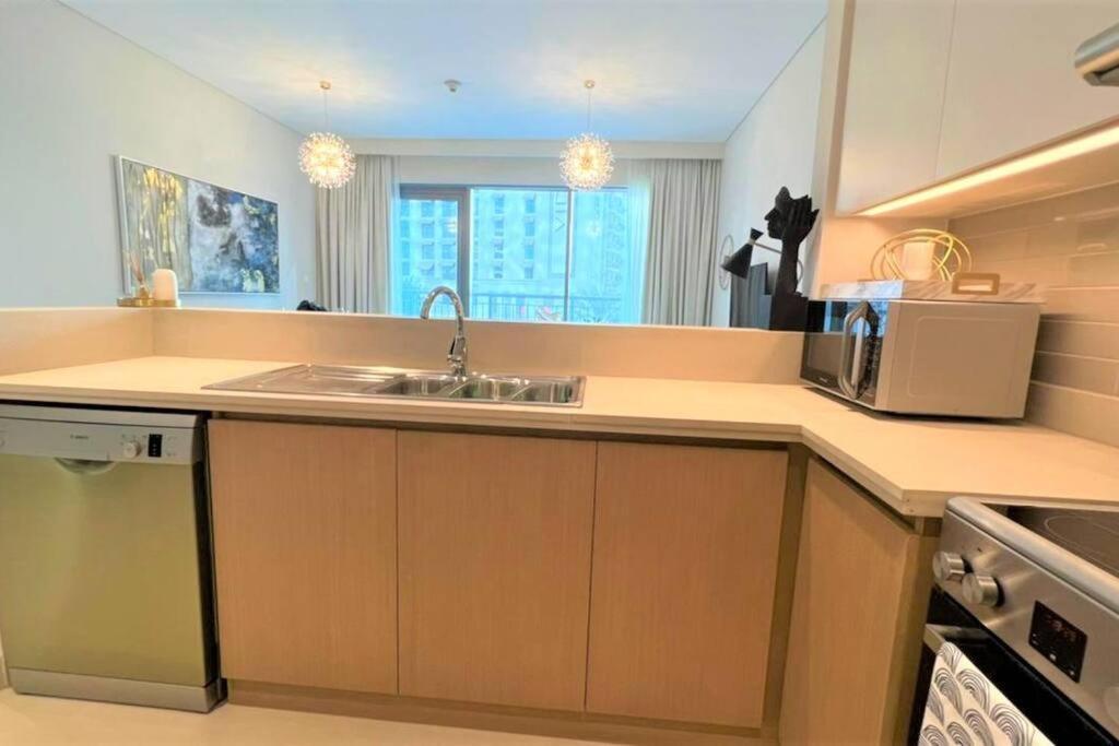 Modern & Chic Waterfront 2bed Balcony Creek