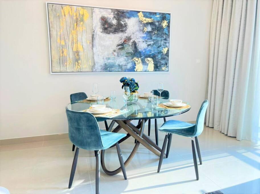 Modern & Chic Waterfront 2bed Balcony Creek Apartment Dubai
