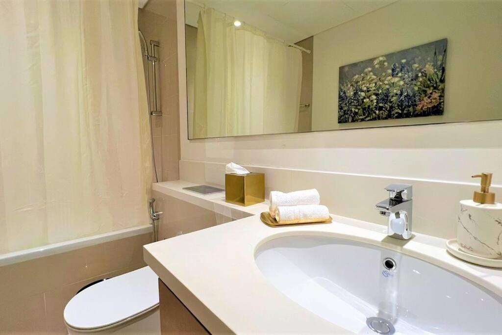 Modern & Chic Waterfront 2bed Balcony Creek Dubai